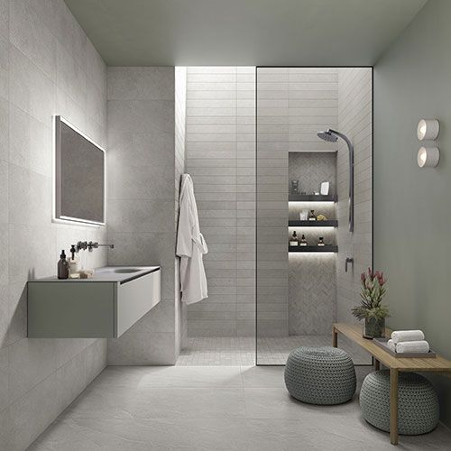 Ambiente bagno realizzato con pavimento e rivestimento della collezione Nuances, variante Pearl