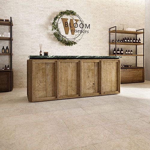 Reception realizzata con pavimento e rivestimento della Collezione Sénanque, variante Clair