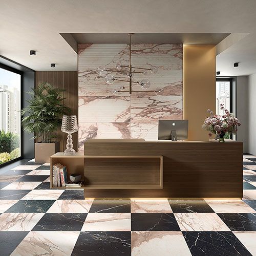 Reception realizzata con rivestimento variante Rose, pavimento con composizione a scacchiera collezione Rêve, varianti Noir e Rose