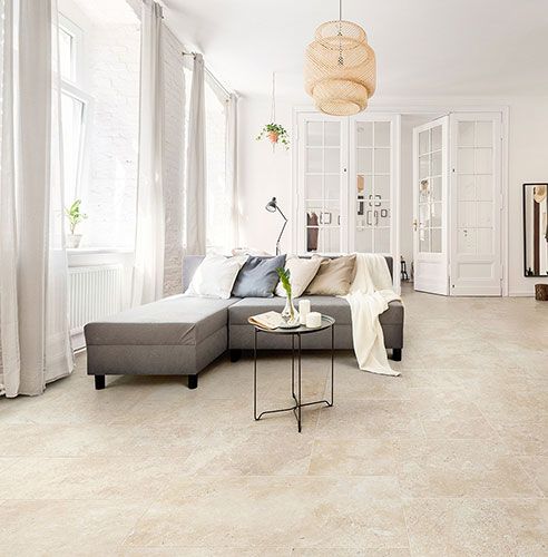 Living realizzato con pavimento e rivestimento della Collezione Sénanque, variante Clair