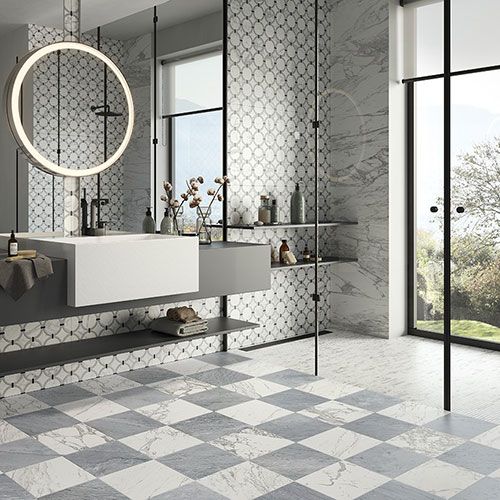 Ambiente bagno con Pavimento e Rivestimento della collezione Rêve, variante Blanc