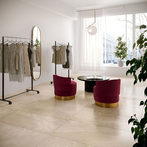 Shop realizzato con pavimento e rivestimento della collezione Velvet, variante Almond