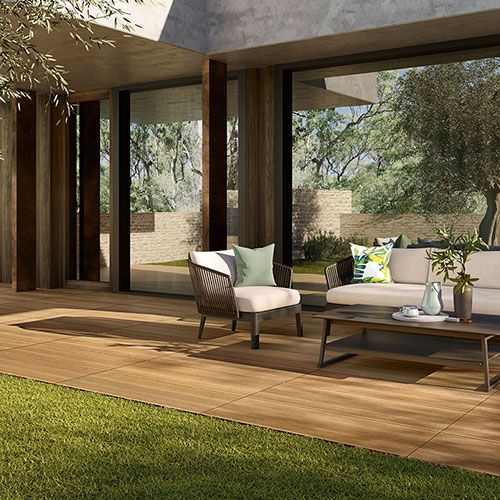 ambiente esterno con pavimento variante Sunset, collezione Groove effetto legno