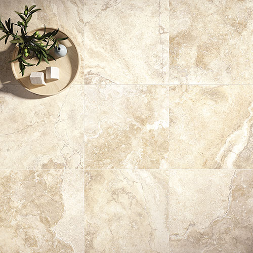 Immagine zenitale e ravvicinata del pavimento in un moderno appartamento, serie Bloom colore Beige, con una pianta posizionata sul pavimento