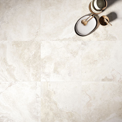 Immagine di dettaglio del pavimento in una cucina di un moderno appartamento, serie Bloom colore White. Appoggiati sul pavimento, alcune stoviglie di design
