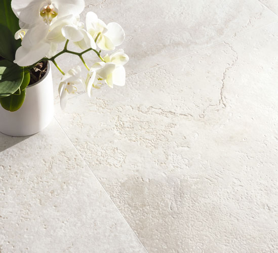 Immagine del pavimento di un moderno appartamento, serie Bloom colore White, con un vaso di fiori appoggiato