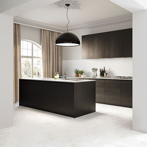immagine della serie Concert, pavimento colore White su cucina in legno scuro