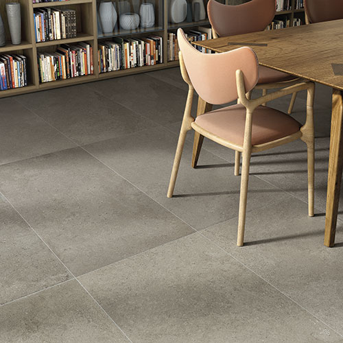 Particolare del pavimento grey, serie Feel, posato in una zona giorno
