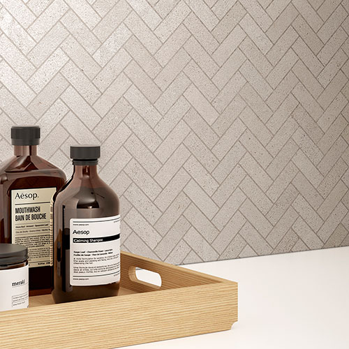 Particolare di rivestimento posa chevron Pearl, serie Feel in bathroom