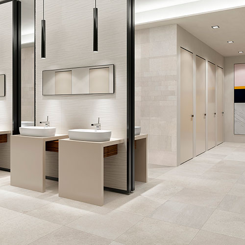 Ambiente bagno con pavimento e rivestimento White, serie Feel