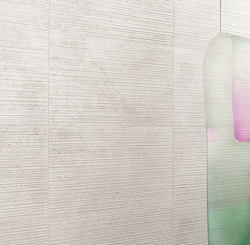Spazio pubblico con pavimento e rivestimento White, serie Feel. Particolare del rivestimento