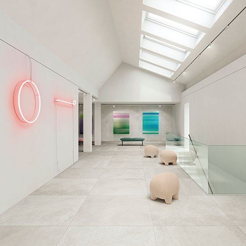 Spazio pubblico con pavimento e rivestimento White, serie Feel