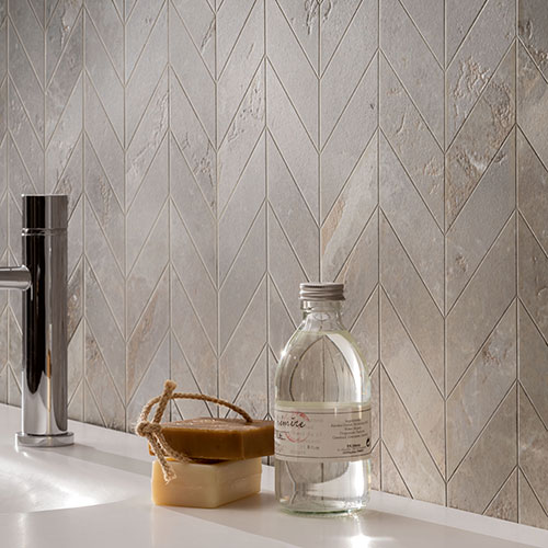 Particolare di rivestimento con posa chevron di variante Beige, serie Golden Age