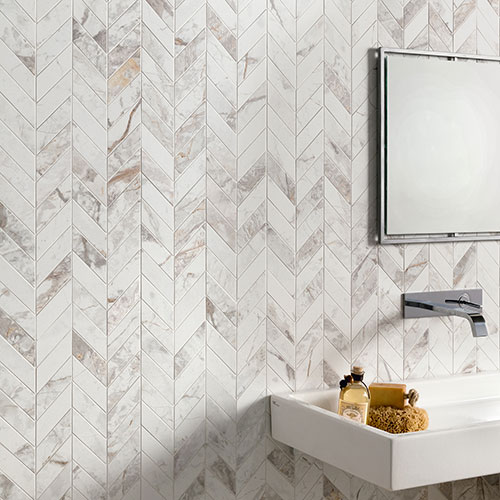 Rivestimento bagno realizzato con variante Beige, serie Golden Age, posa chevron