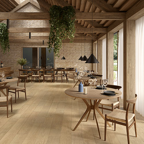 ristorante con e pavimento variante Blond, collezione Groove effetto legno