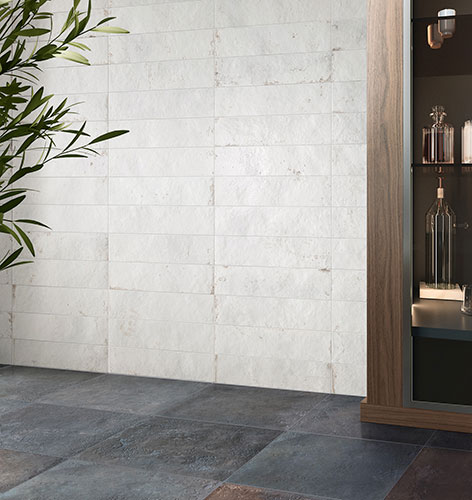 dettaglio pavimento variante Bluelagoon e rivestimento Whitepastel, collezione Home effetto cotto