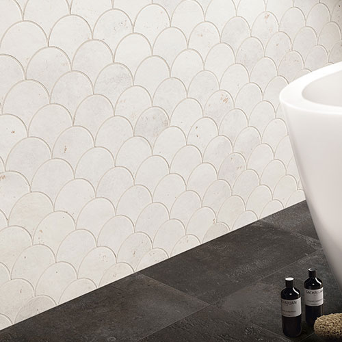 Particolare di ambiente bagno realizzato con pavimento variante Darkpeat e rivestimento variante whitepastel, collezione Home effetto cotto