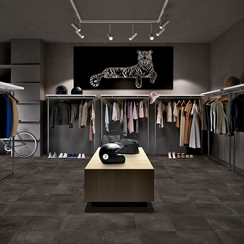 Store realizzato con pavimento variante Darkpeat, collezione Home effetto cotto