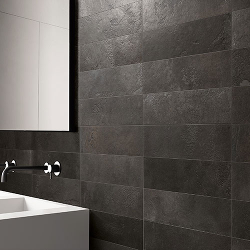 Particolare di ambiente bagno realizzato con pavimento e rivestimento variante Darkpeat, collezione Home effetto cotto