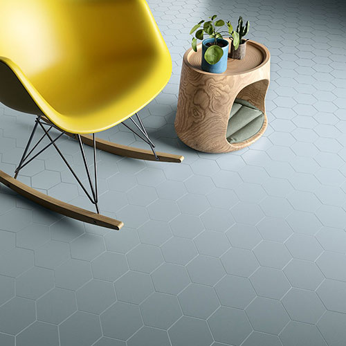 Particolare del pavimento realizzato con esagono collezione Honey, variante Avio