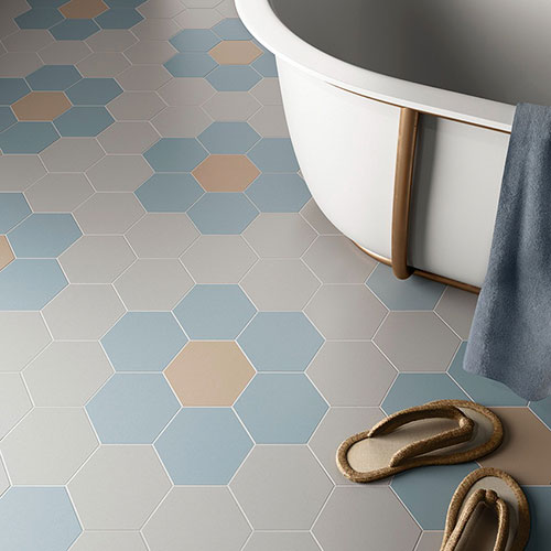 Particolare del pavimento realizzato con esagono collezione Honey, variante Avio, Grey, Mauve