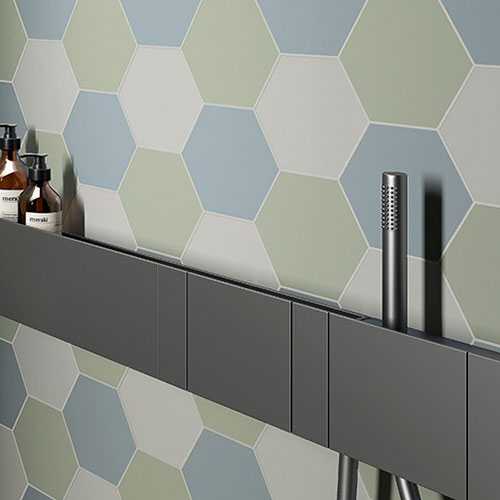 Particolare del rivestimento realizzato con esagono collezione Honey, variante Avio, Pearl, Emerald