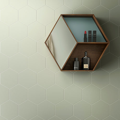 Particolare del rivestimento realizzato con esagono collezione Honey, variante Emerald