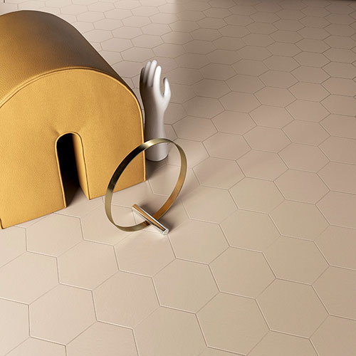 Particolare del pavimento realizzato con esagono collezione Honey, variante Mauve