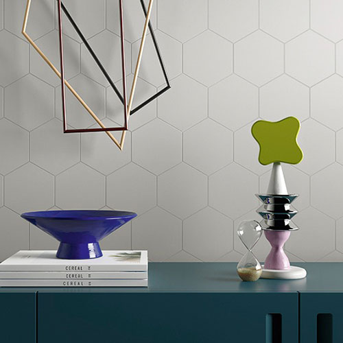 Particolare del rivestimento realizzato con esagono collezione Honey, variante Pearl