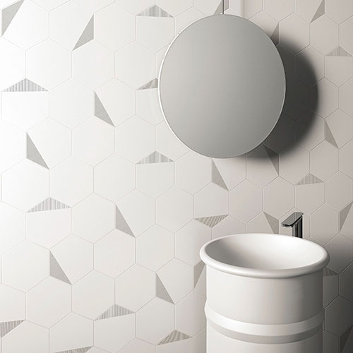 Particolare del rivestimento realizzato con esagono collezione Honey, variante White