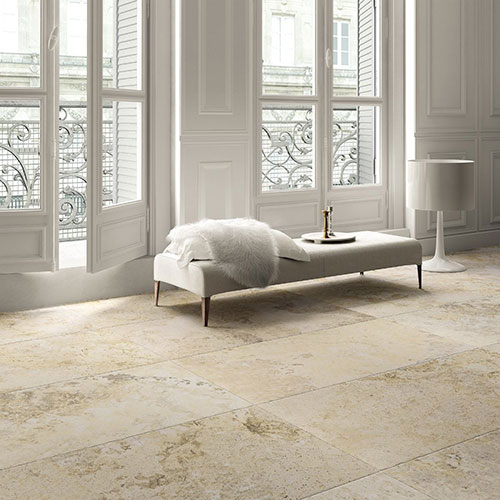 Living room con pavimento Bone della collezione Instone, effetto pietra.