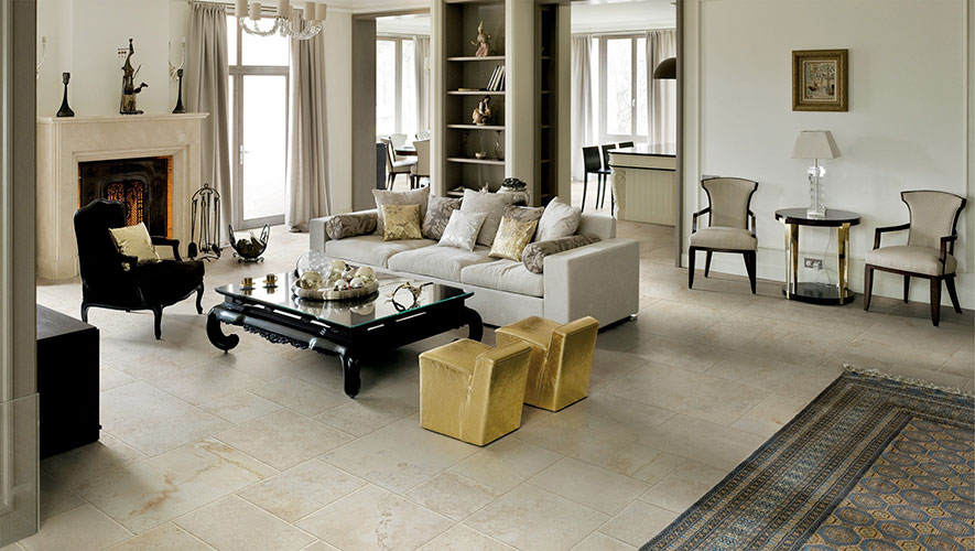 Living room con pavimento Bone della collezione Instone, effetto pietra.