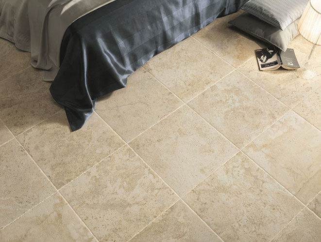 Living room con pavimento Bone della collezione Instone, effetto pietra.