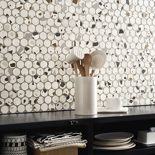 Particolare del rivestimento Loto - White, collezione Iro