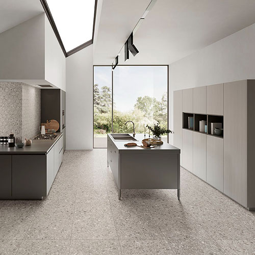 Ambiente cucina realizzato con pavimento e rivestimento della collezione LIM, variante Grey