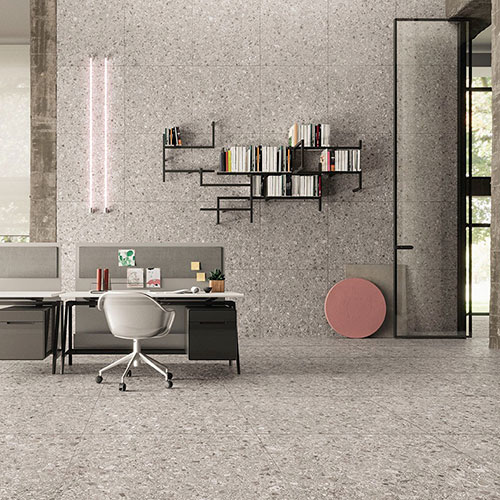 Ambiente ufficio realizzato con pavimento e rivestimento della collezione LIM, variante Grey