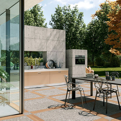 Ambiente esterno realizzato con pavimento della collezione LIM, variante Grey