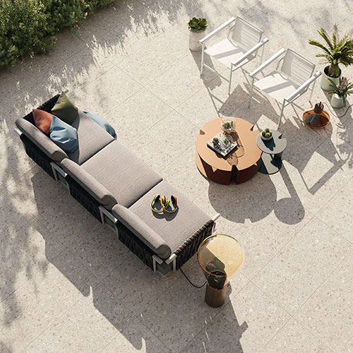 Pavimentazione esterna realizzata con pavimento della collezione LIM, variante White