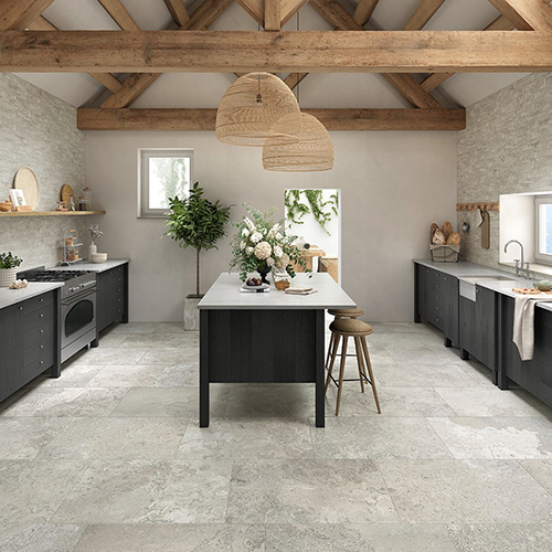 Living realizzato con pavimento Almond, variante Grey