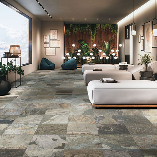 Area relax realizzata con pavimento della collezione More, variante Sage