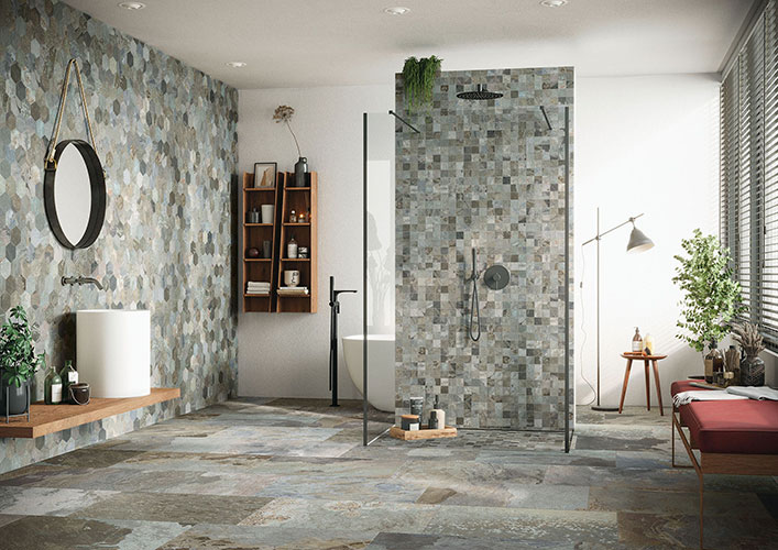 Bagno realizzato con pavimento e rivestimento della collezione More, variante Sage