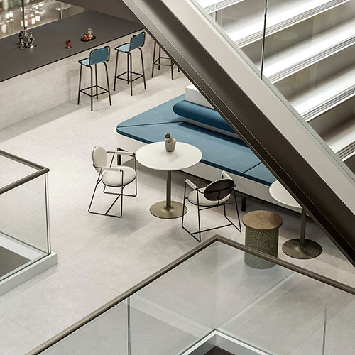 Ambiente pubblico realizzato con rivestimento e pavimento della collezione Mytime, variante Latte