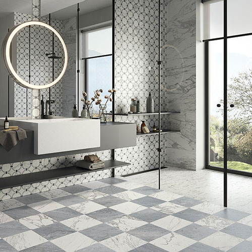 Ambiente bagno con Pavimento e Rivestimento della collezione Rêve, variante Blanc