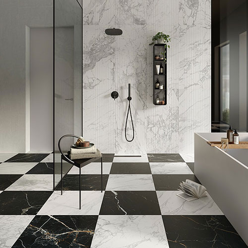 Bagno realizzato con pavimento e rivestimento della collezione Rêve, variante Noir