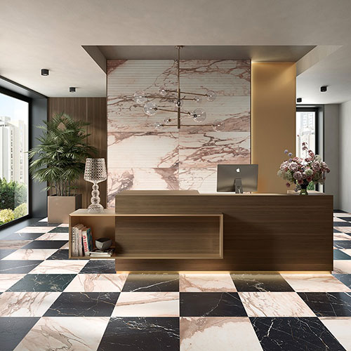 Reception realizzata con rivestimento variante Rose, pavimento con composizione a scacchiera collezione Rêve, varianti Noir e Rose