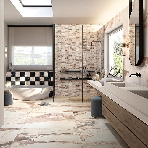 Ambiente bagno con pavimento e rivestimento collezione Reve variante Rose