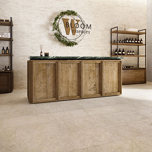 Reception realizzata con pavimento e rivestimento della Collezione Sénanque, variante Clair