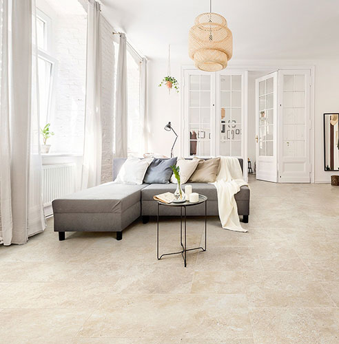 Living realizzato con pavimento e rivestimento della Collezione Sénanque, variante Clair