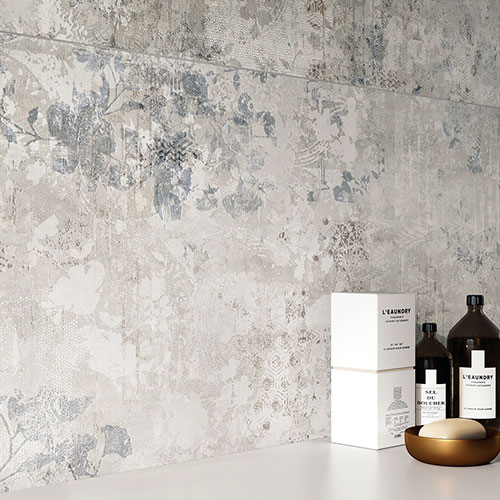 Bagno realizzato con Pavimento della collezione Shade, variante Dark e rivestimento Dec. Impression. Particolare