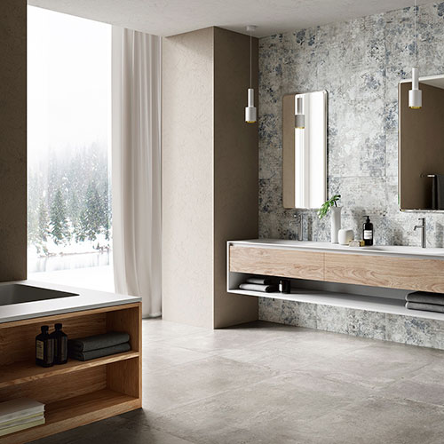 Ambiente bango realizzato con pavimento della collezione Shade, variante Grey, e rivestimento Dec. Impression